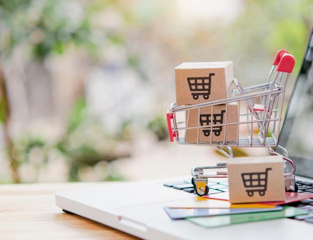 credit-card-and-cardboard-box-with-a-shopping-cart-2025-01-08-17-27-18-utc-min