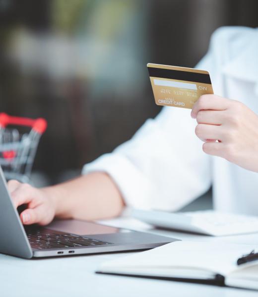 female-hand-holding-phone-and-credit-card-2025-03-09-08-06-23-utc-min female-hand-holding-phone-and-credit-card-2025-03-09-08-06-23-utc-min