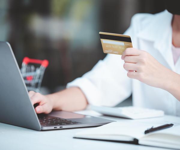 female-hand-holding-phone-and-credit-card-2025-03-09-08-06-23-utc-min female-hand-holding-phone-and-credit-card-2025-03-09-08-06-23-utc-min